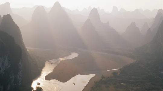 一生に一度は見ておきたい絶景、世界自然遺産・桂林漓江下り日帰りツアー＜終日/高速鉄道/昼食付き/日本語ガイド＞