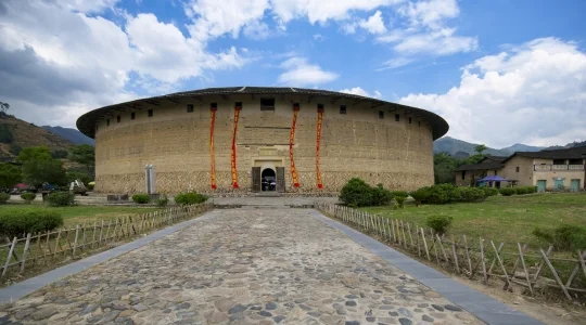 フォトジェニックな巨大集合住宅、世界文化遺産・福建土楼日帰りツアー ＜終日/高速鉄道/軽食付き/日本語ガイド＞
