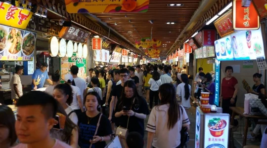 深セン 老街東門歩行街 ～ 昼前から夜にかけてたくさんの人が集まる