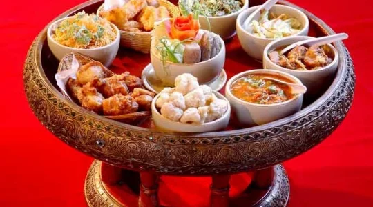 タイ北部の郷土料理 カントークディナー+ 民族舞踊