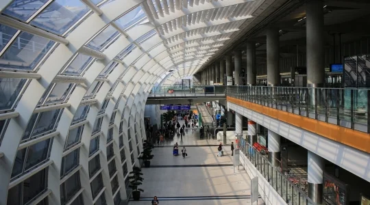 深セン郊外ー香港国際空港 送迎車手配＜ガイド付き選択可/ワゴン・マイクロバス・大型バス＞