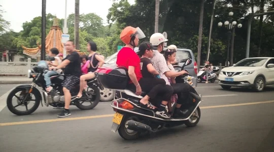 潮州 街のイメージ ～ バイクはヘルメット無しや3~4人乗りはあたりまえ