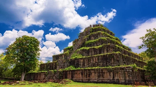 【シェムリアップ】 世界遺産 プレアヴィヒア寺院+コーケー遺跡1日観光ツアー<日本語ガイド>