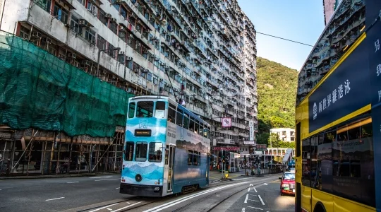 観光イメージ：香港島の街と2階建てトラム