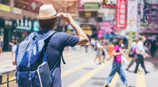 観光イメージ：街並みと旅行者