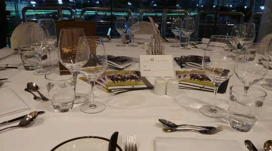香港 ハッピーバレー競馬場 食卓 イメージ