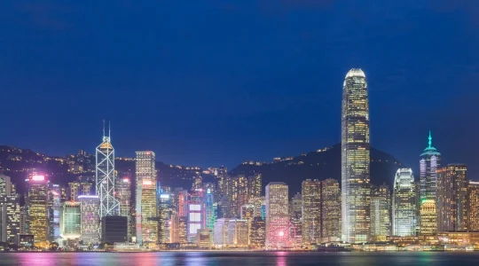 香港 尖沙咀プロムナードから臨むビクトリアハーバーと香港島の夜景