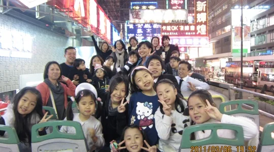 香港 オープントップバスの上で記念写真 イメージ