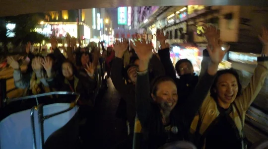 香港 サリスベリーロード のトンネル で オープントップバスの車上 イメージ