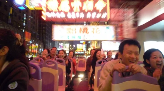 香港 オープントップバスからみたネオン イメージ