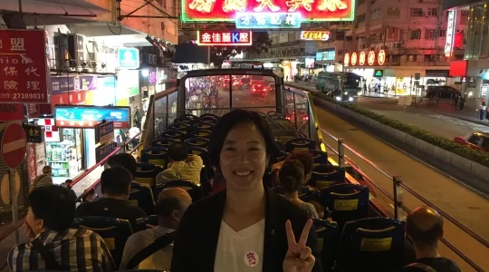 香港 パンダバスのオープントップバス佐敦道の廟街入口でバスを止めて記念写真