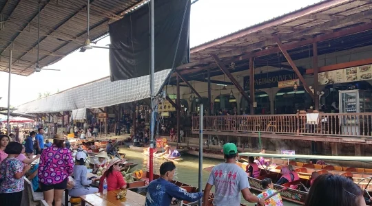 ダムヌンサドゥアック水上マーケット散策 ココナッツファームお立ち寄り + メークロン線路市場で列車乗車ツアー