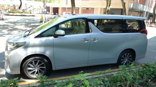 MPVタイプの車の外観 イメージ