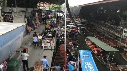 【バンコク 空港お迎え付きプラン】ピンクのカオマンガイの朝食付き！ダムヌンサドゥアック水上マーケット + メークロン線路市場